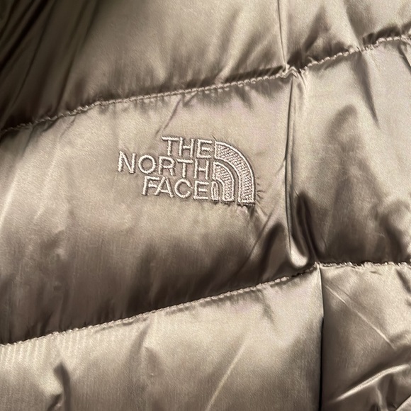 North face approaching the knee coat. Super warm - Picture 2 of 4